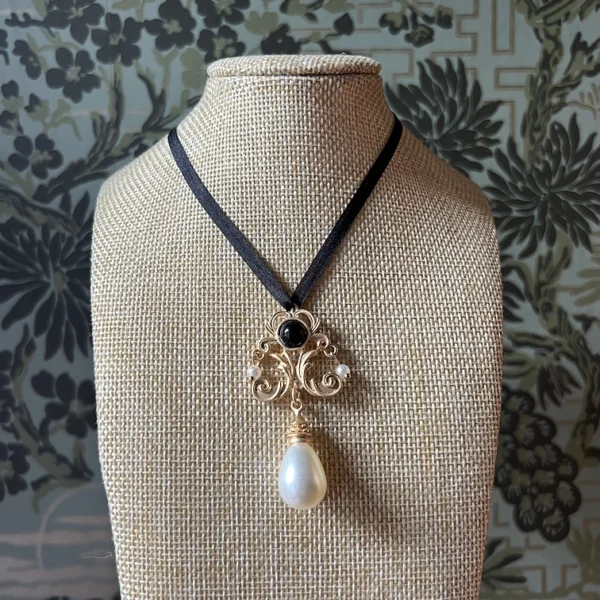 17th / 18th C. Pearl Pendant