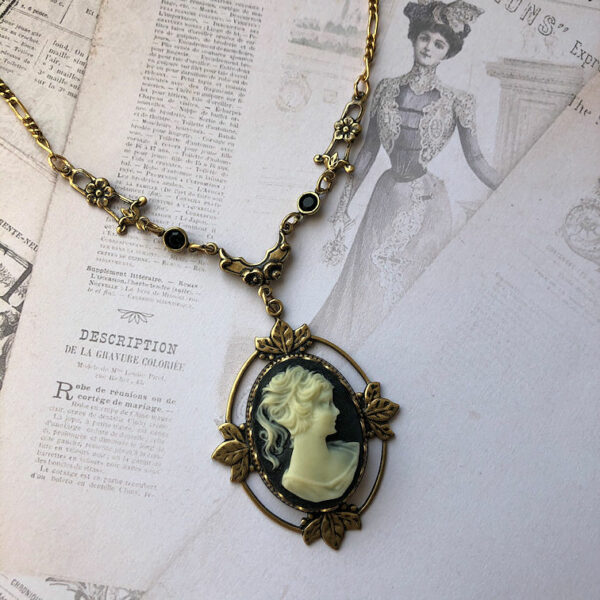 Victorian Cameo Necklace jetblack