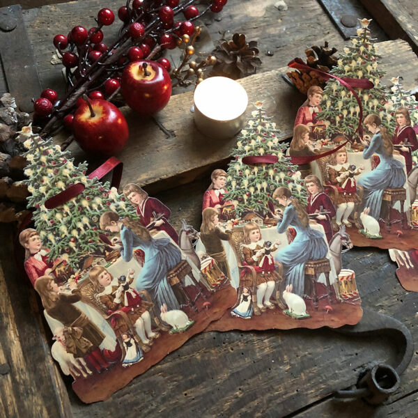 Weihnachtsgirlande Bescherung unter dem Tannenbaum groß